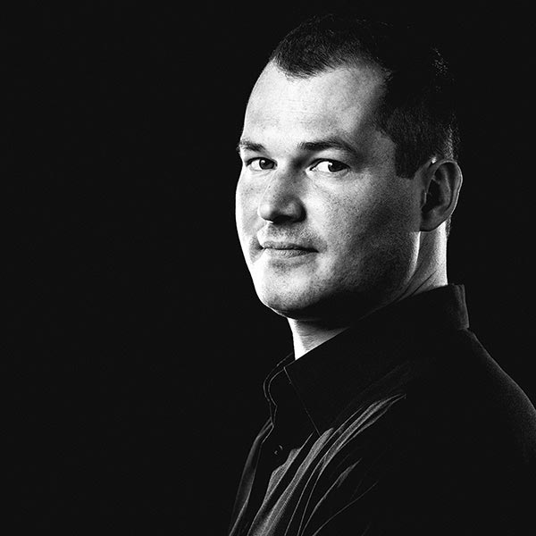 Portrait de Laurent Jammes en studio, noir et blanc.