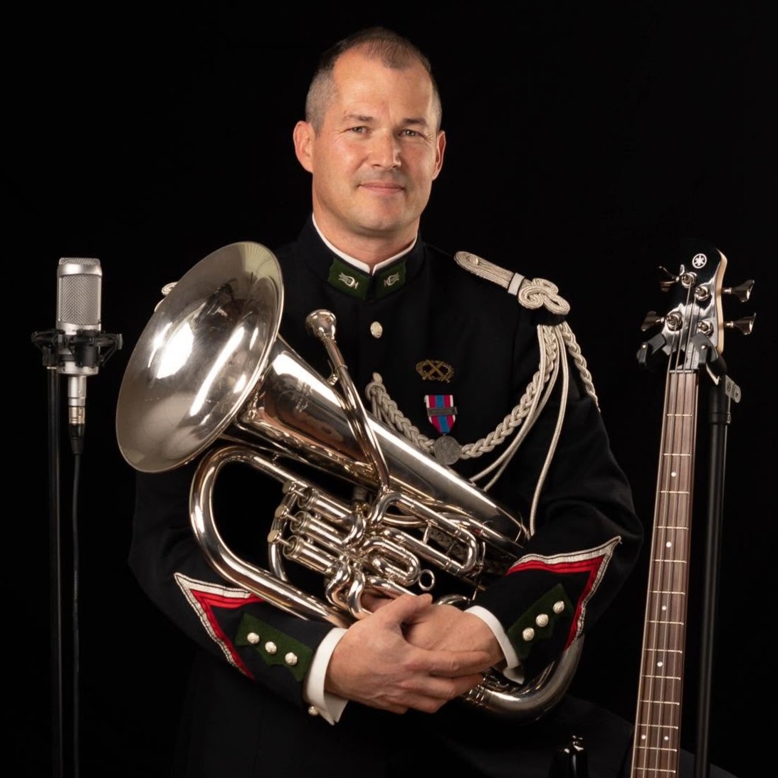Portrait de Laurent Jammes en uniforme de la Musique des Parachutistes, tenant un euphonium.