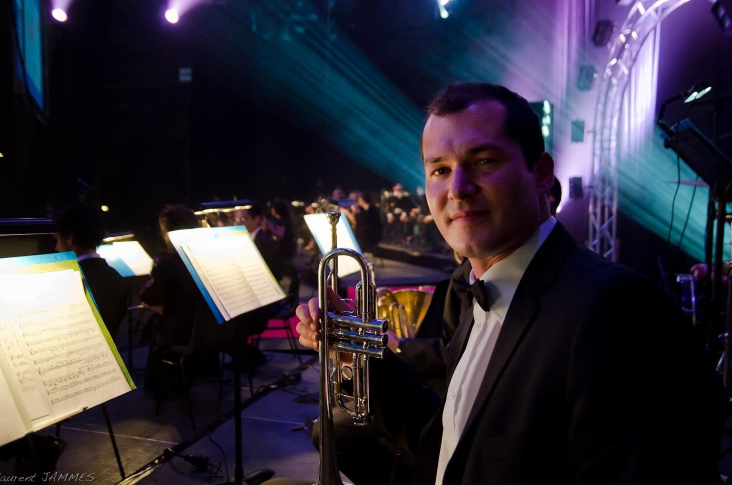 Laurent Jammes à la trompette sur la scène du Zénith de Toulouse, Printemps du Rire, 2012.