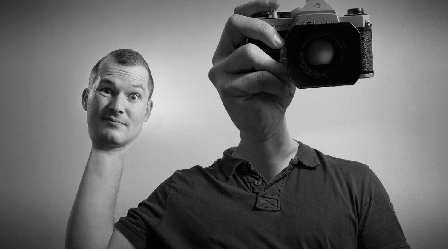 Photomontage : le visage de Laurent Jammes fondu avec un appareil photo argentique Pentax Spotmatic.
